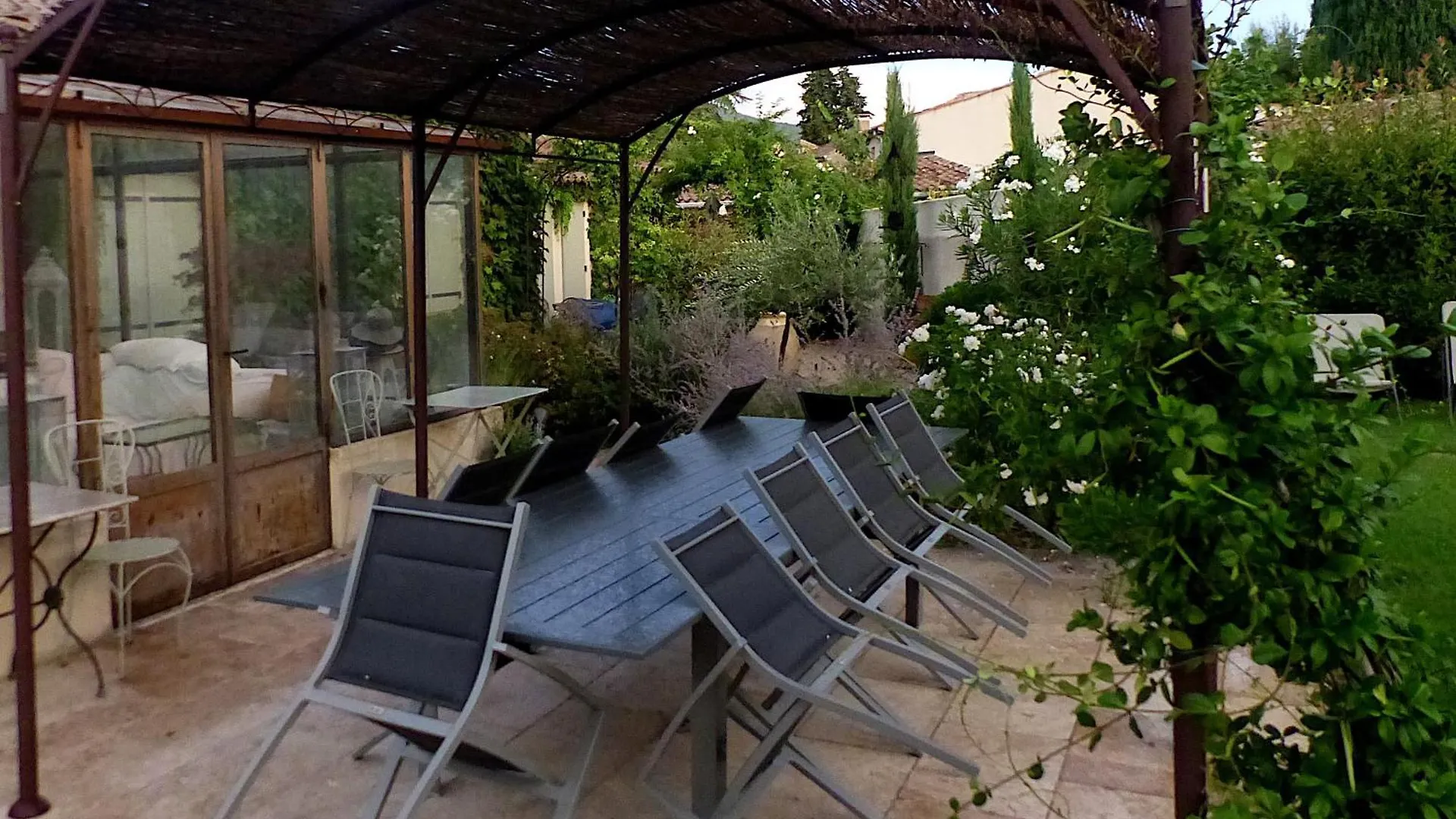 Le Chat Sur Le Toit Lourmarin Couette-café