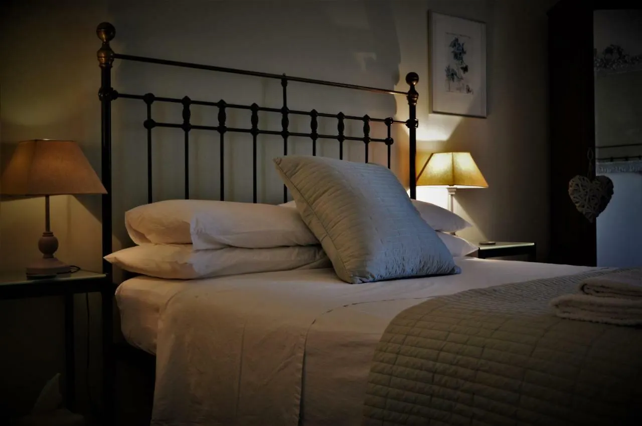 Le Chat Sur Le Toit Lourmarin Couette-café